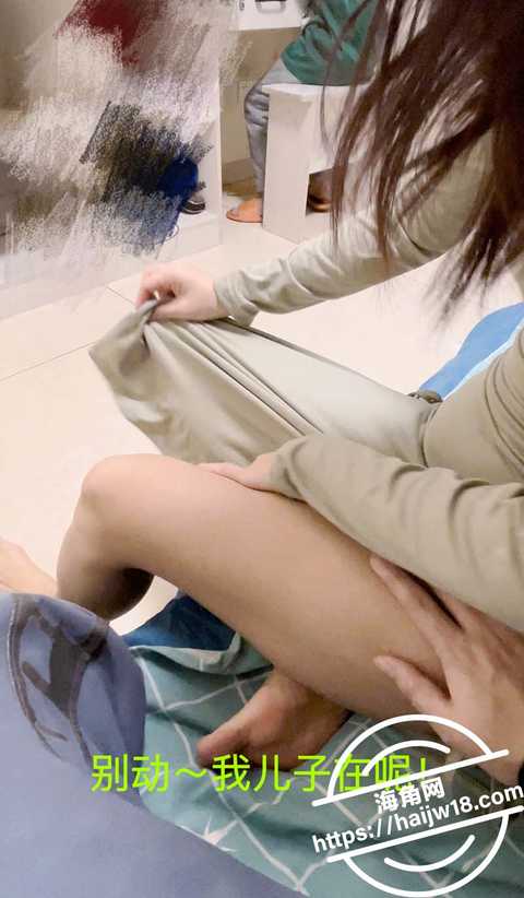 强奸少妇邻居29当孩⼦⾯操美⼥邻居1 强奸少妇邻居29当孩⼦⾯操美⼥邻居1